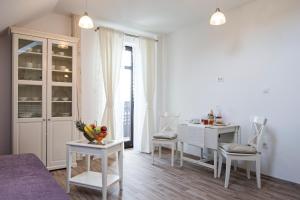 布莱德维拉米拉公寓的白色的客厅配有桌子和饭厅