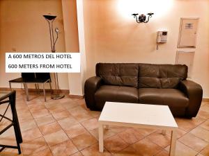 格拉纳达阿巴迪亚酒店的客厅配有沙发和桌子