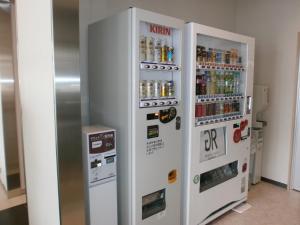 山口山口汤田温泉碧富酒店的客房内的2台自动售货机出售饮品