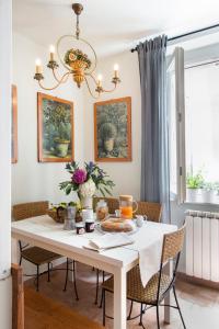 阿雷佐Scacciapensieri Guest House的一间配备有白色桌椅的用餐室