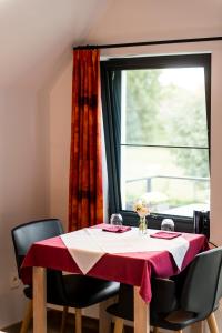 Heusden希尔安努B&B旅馆的一张带红白桌布的餐桌