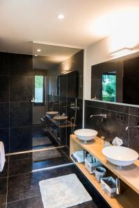 Heusden希尔安努B&B旅馆的一间带三个水槽和大镜子的浴室