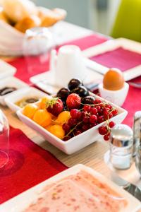 Heusden希尔安努B&B旅馆的桌子上放着一碗水果的桌子