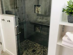 莫罗贝莫罗湾兰德恩酒店的浴室里设有玻璃门淋浴