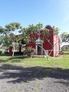JantetelcoHacienda Santa Clara, Morelos, Tenango, Jantetelco的前面有棵树的红色建筑