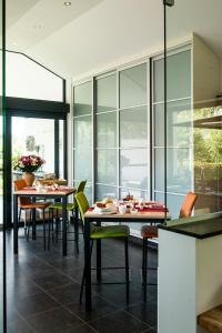 Heusden希尔安努B&B旅馆的用餐室设有桌椅和窗户。
