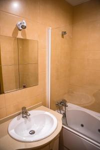 佩尼契SEASHORE的浴室配有盥洗盆和浴缸。