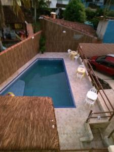 博西坎加Residencial Villa Nova的一个带椅子和桌子的小型游泳池