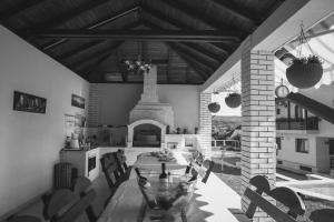 CorcovaPensiunea Gabriel的厨房以及带桌子和壁炉的用餐室。