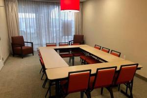 莫纳汉斯Hawthorn Extended Stay by Wyndham Monahans的一间会议室,配有长桌子和椅子