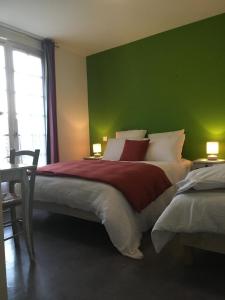 NadaillacÔ MARRONNIER de NADAILLAC的一间卧室设有一张大床和绿色的墙壁