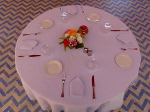 拉巴特拉威拉蔓特林酒店的一张带盘子和鲜花的白色桌子