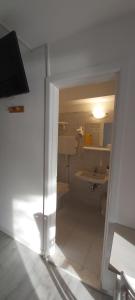 马尔切西内Hotel Casa Popi的白色的浴室设有水槽和卫生间。