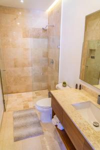 巴亚尔塔港Tres Marias Luxury Suites - Adults Only的带淋浴、卫生间和盥洗盆的浴室