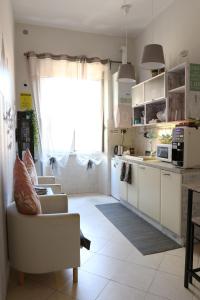 罗马Guest House Relais Indipendenza的厨房配有沙发、桌子和窗户。