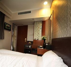 香港泛达太子酒店的酒店客房,配有床和镜子