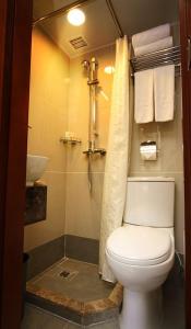 香港泛达太子酒店的一间带卫生间和水槽的浴室