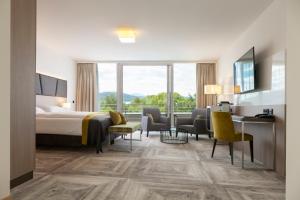 克拉根福普兰顿沃特酒店的配有一张床和一张书桌的酒店客房