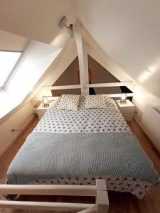 滨海布洛涅Les Hauts des Caps的阁楼上的卧室配有一张大床