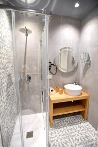 雷焦卡拉布里亚Nina B&B的带淋浴和盥洗盆的浴室