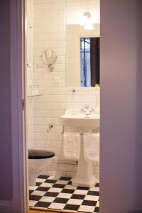 乌普萨拉霍恩格兰德酒店的一间带水槽、卫生间和镜子的浴室