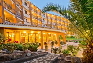 滨海托萨托萨公园GHT公寓式酒店的酒店设有带桌椅的庭院。