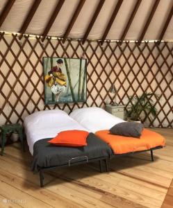 ReutumAuthentieke Yurt voor 6 personen的蒙古包内带一张床的房间