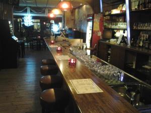 法尔肯堡杜普伊斯酒店的餐厅内带长木柜台的酒吧