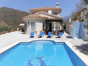 Gorgeous Villa in Arenas Spain With Private Swimming Pool内部或周边的泳池