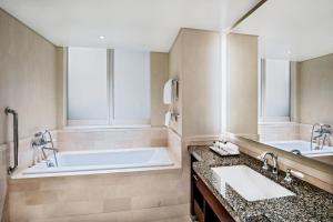 波士顿波士顿洲际酒店的浴室配有两个盥洗盆和浴缸。