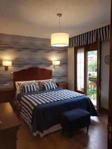 阿里纳斯·德·卡伯瑞勒斯Hotel Rural El Torrejon的一间卧室配有一张壁画床