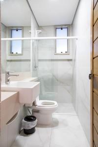 蒂拉登特斯ESPAÇO 250 - Apto mobiliado, 3 quartos, sendo uma suíte, banheiro social, cozinha completa, sala de estar, ar condicionado, tv e internet的白色的浴室设有卫生间和水槽。