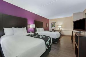 迈阿密拉群塔迈阿密机场北酒店的酒店客房设有两张床和一台平面电视。
