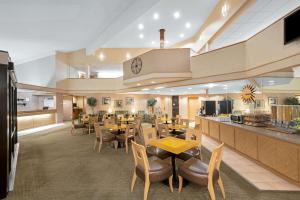 雷顿莱顿盐湖城拉金塔旅馆及套房酒店的一间带桌椅的餐厅和一间自助餐厅