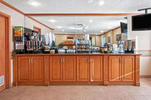 阿尔伯克基阿尔伯克基新闻中心NW拉金塔旅馆&套房的厨房配有木制橱柜和食品柜台。
