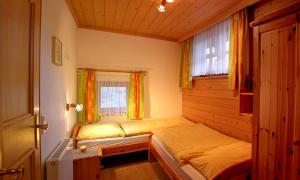 格罗萨尔旺德汉霍夫农家乐的一间卧室,配有两张床