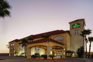 RaymondvilleLa Quinta Inn Suites by Wyndham Raymondville Harlingen的上面有标志的酒店