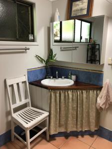 Mossman莫斯曼峡谷住宿加早餐旅馆的浴室设有水槽、椅子和镜子