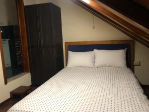 昆卡Mini departamento cómodo的卧室内的一张带木制床头板的床