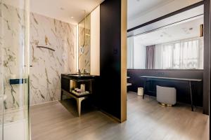 上海上海国际旅游度假区CitiGO欢阁酒店的带淋浴、梳妆台和盥洗盆的浴室