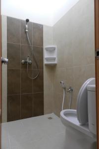 塞尔蓬Casa Vanda Guesthouse的带淋浴和卫生间的浴室