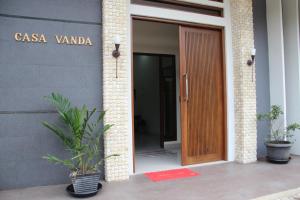 塞尔蓬Casa Vanda Guesthouse的木门的建筑物入口