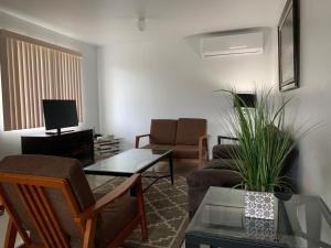 Private Chalan Pago Apartment的电视和/或娱乐中心