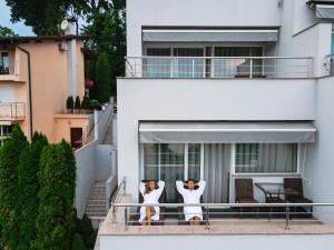 克拉平斯凯托普利采马格达莱纳别墅疗养酒店的两只狗站在房子的阳台上