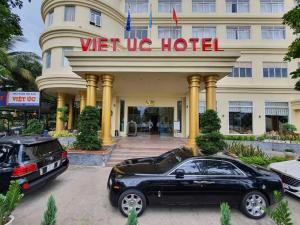 槟知越南Uc酒店的停在酒店前的一辆黑色汽车