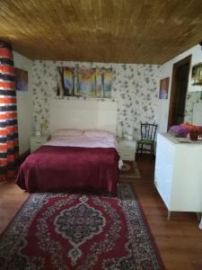 QuintanapallaBoomerang Cottage B&B的一间卧室配有一张红色床罩的床