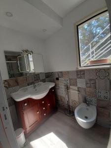 切法卢La Casetta di Laura的一间带水槽和卫生间的浴室以及窗户。