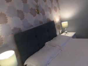 巴尔伯恩巴尔朋旅馆的一间卧室配有一张带蓝色床头板的床和两盏灯。