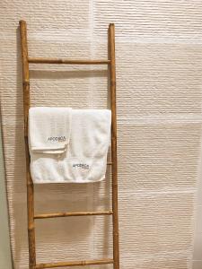 加的斯Apodaca Rooms的木制毛巾架和2条毛巾