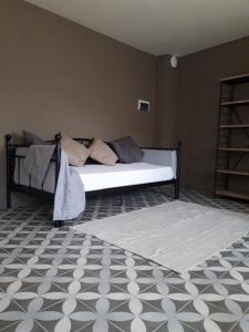 BossolascoAl biancospino- Camere- Ristorante的卧室配有白色的床和地毯